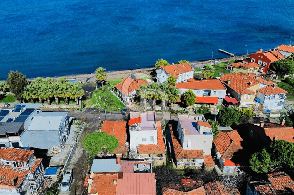 Yenifoça Gencelli'de Satılık Denize Sıfır Müstakil Ev ve Arsası