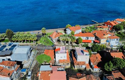 Yenifoça Gencelli'de Satılık Denize Sıfır Müstakil Ev ve Arsası