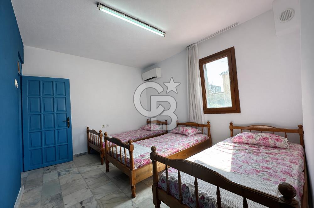 ÜRKMEZ'DE SAHİLE 100 METRE APART KULLANIMINA UYGUN KOMPLE BİNA