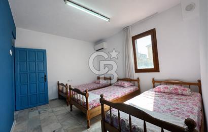 ÜRKMEZ'DE SAHİLE 100 METRE APART KULLANIMINA UYGUN KOMPLE BİNA