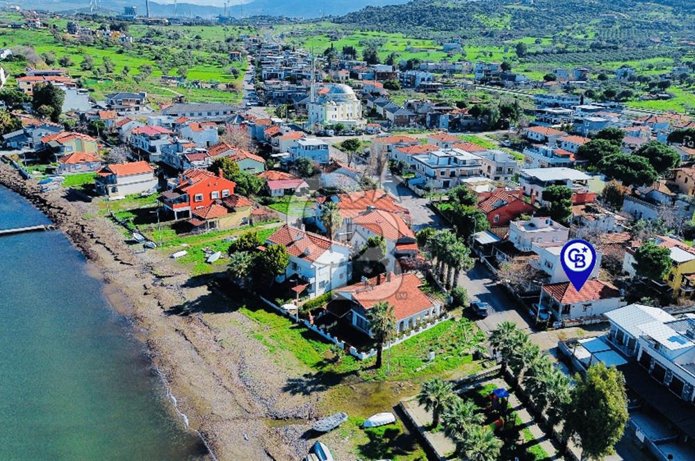 Yenifoça Gencelli'de Satılık Denize Sıfır Müstakil Ev ve Arsası