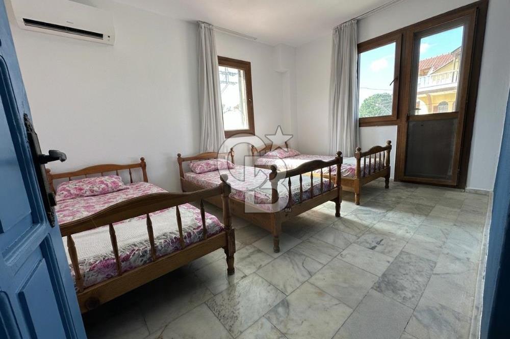 ÜRKMEZ'DE SAHİLE 100 METRE APART KULLANIMINA UYGUN KOMPLE BİNA