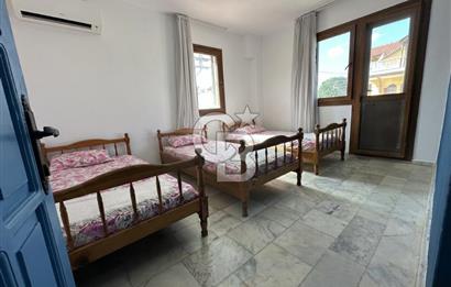 ÜRKMEZ'DE SAHİLE 100 METRE APART KULLANIMINA UYGUN KOMPLE BİNA