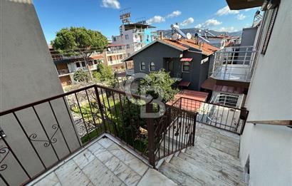 ÜRKMEZ'DE SAHİLE 100 METRE APART KULLANIMINA UYGUN KOMPLE BİNA