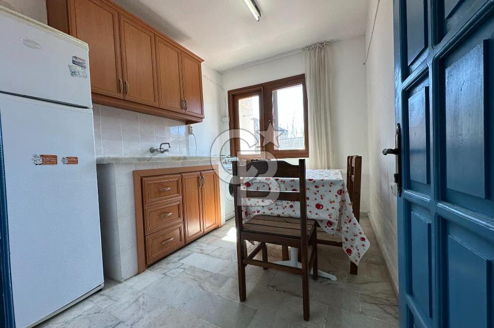 ÜRKMEZ'DE SAHİLE 100 METRE APART KULLANIMINA UYGUN KOMPLE BİNA