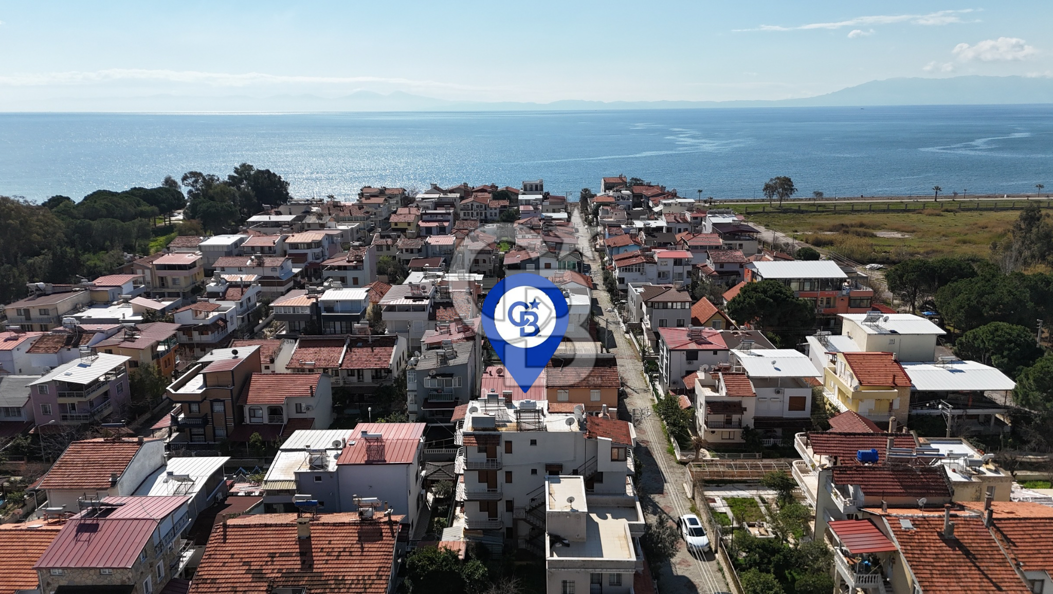 ÜRKMEZ'DE SAHİLE 100 METRE APART KULLANIMINA UYGUN KOMPLE BİNA