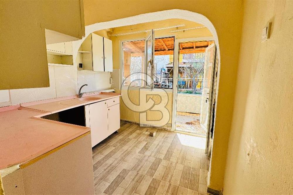 Yenifoça Gencelli'de Satılık Denize Sıfır Müstakil Ev ve Arsası