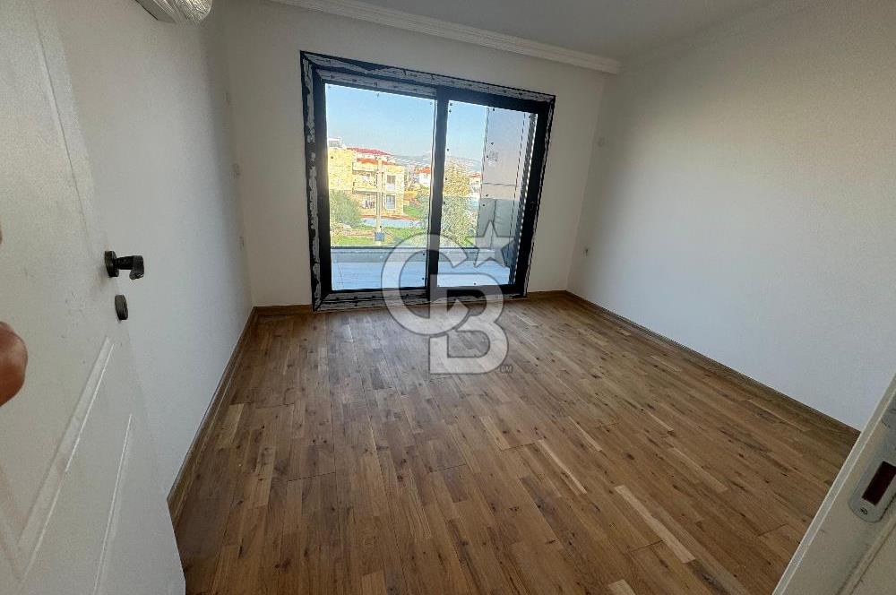 Foça Villalar Bölgesinde 5+1 Havuzlu Kiralık Villa