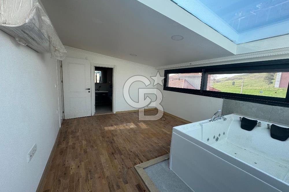 Foça Villalar Bölgesinde 5+1 Havuzlu Kiralık Villa