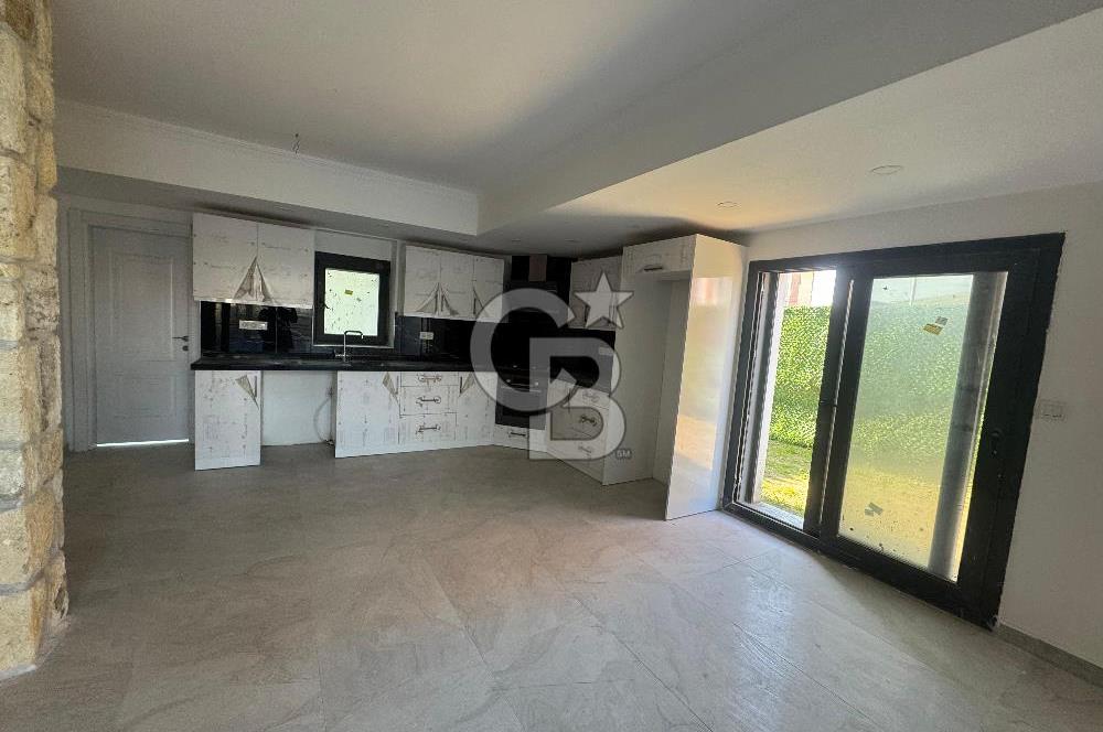 Foça Villalar Bölgesinde 5+1 Havuzlu Kiralık Villa