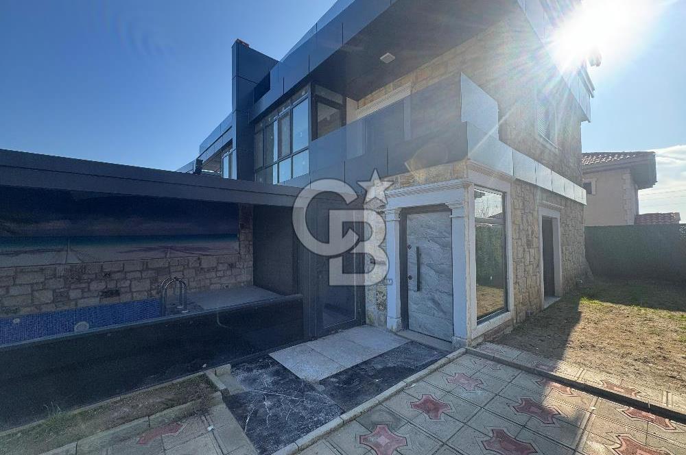 Foça Villalar Bölgesinde 5+1 Havuzlu Kiralık Villa