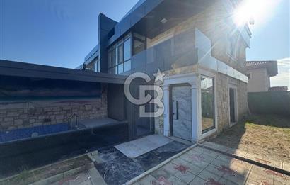 Foça Villalar Bölgesinde 5+1 Havuzlu Kiralık Villa