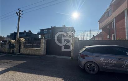 Foça Villalar Bölgesinde 5+1 Havuzlu Kiralık Villa