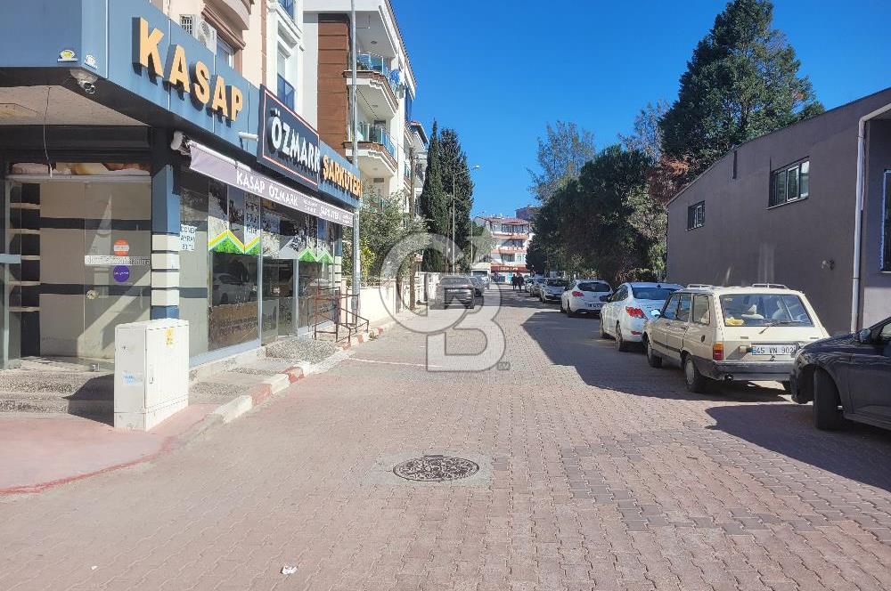 Menemen'de Stratejik Konumda Satılık Ticari Mülk. 