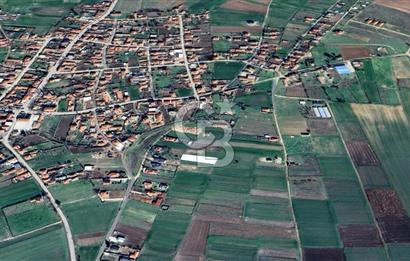 KÖY İÇERİSİNDE ELEKTRİK SU DİBİNDE İMARLI ARSA