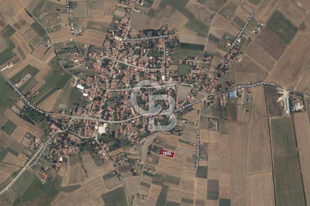 KÖY İÇERİSİNDE ELEKTRİK SU DİBİNDE İMARLI ARSA