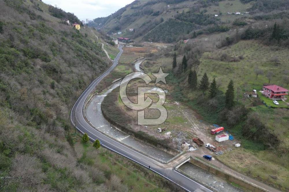 YOMRA'DA ANA YOL KENARI SATILIK TİCARİ İMARLI ARSA