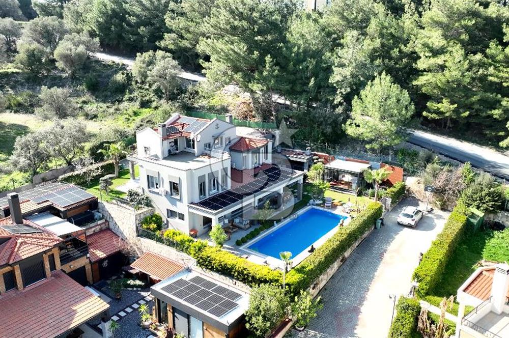 Urla Kekliktepe Arkadya Evleri'nde 5+1 Havuzlu Villa Satılık