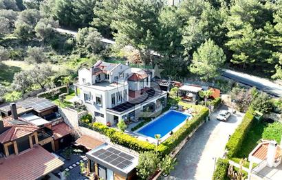 Urla Kekliktepe Arkadya Evleri'nde 5+1 Havuzlu Villa Satılık