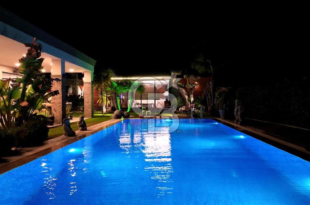 Urla Kekliktepe Arkadya Evleri'nde 5+1 Havuzlu Villa Satılık