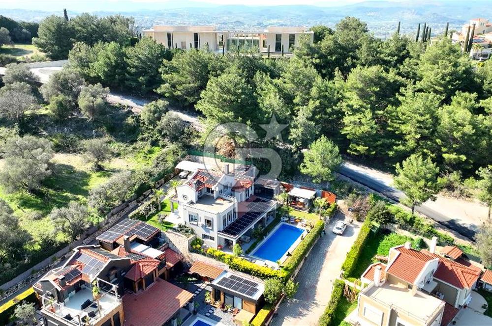 Urla Kekliktepe Arkadya Evleri'nde 5+1 Havuzlu Villa Satılık