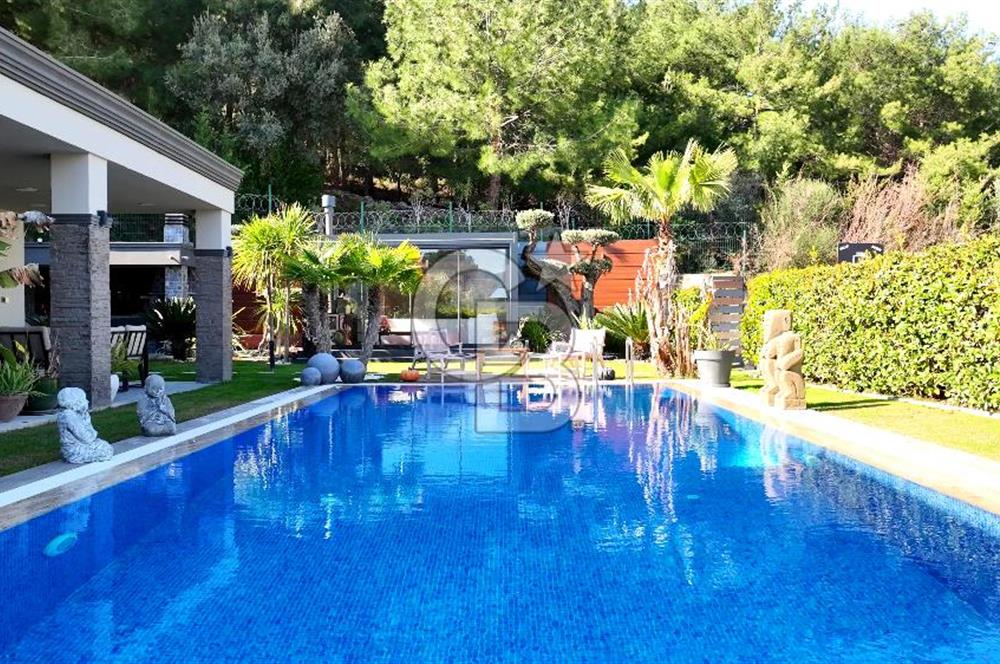 Urla Kekliktepe Arkadya Evleri'nde 5+1 Havuzlu Villa Satılık