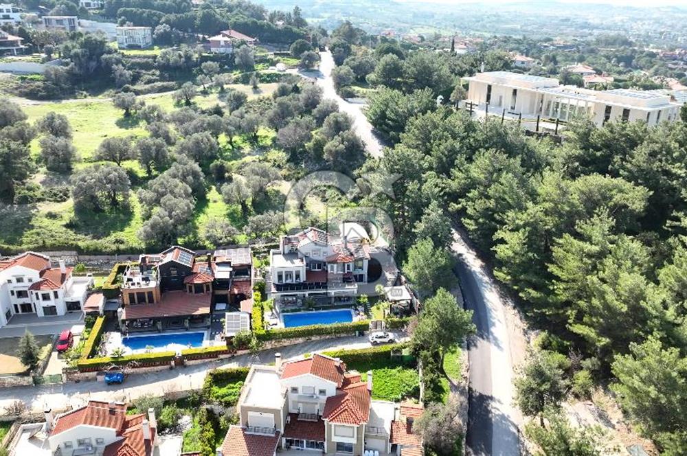 Urla Kekliktepe Arkadya Evleri'nde 5+1 Havuzlu Villa Satılık