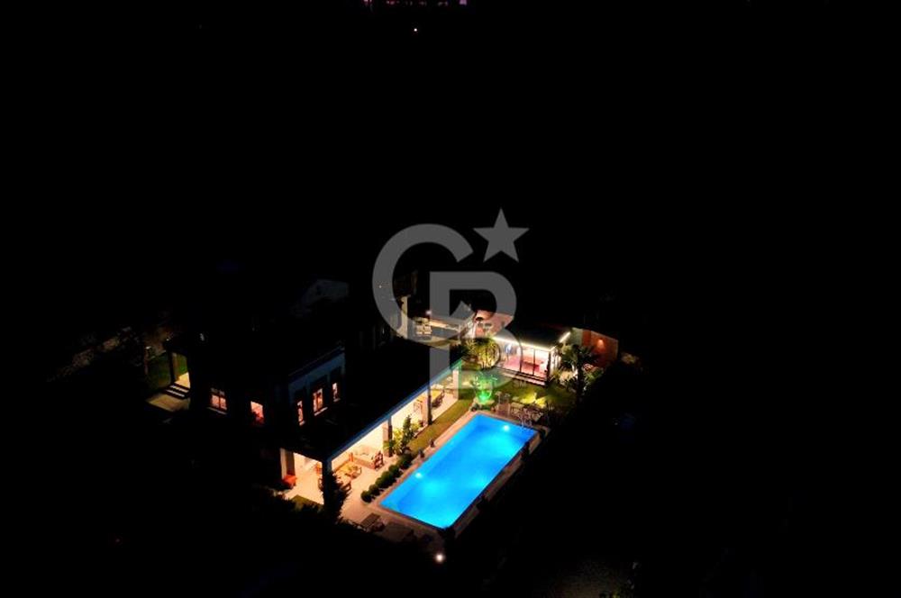 Urla Kekliktepe Arkadya Evleri'nde 5+1 Havuzlu Villa Satılık