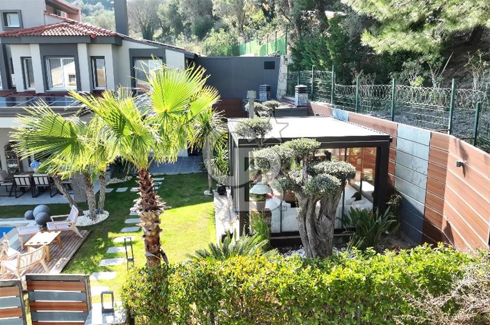 Urla Kekliktepe Arkadya Evleri'nde 5+1 Havuzlu Villa Satılık