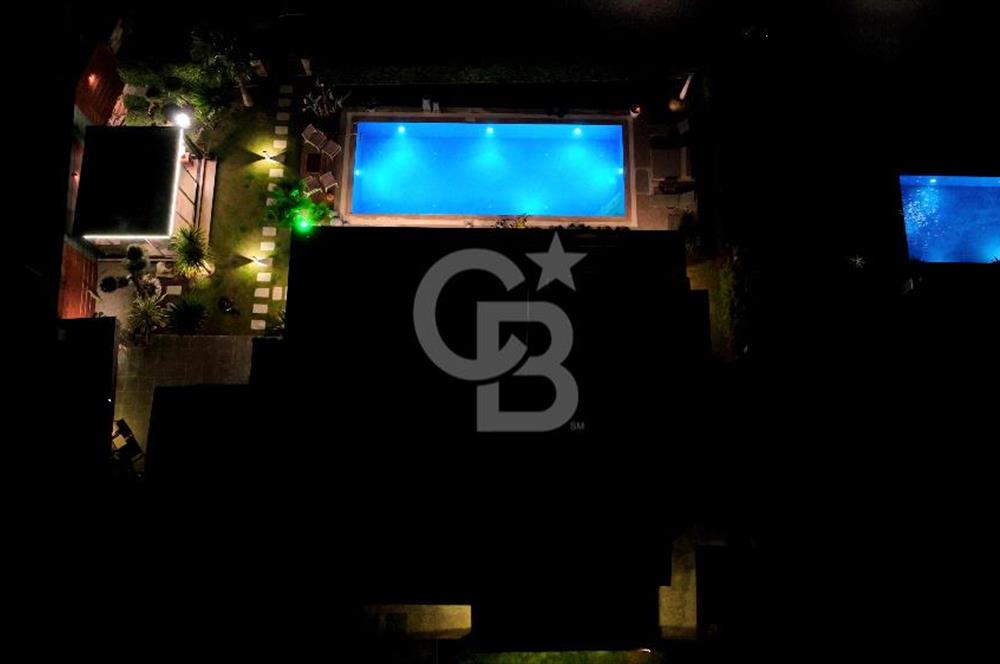 Urla Kekliktepe Arkadya Evleri'nde 5+1 Havuzlu Villa Satılık