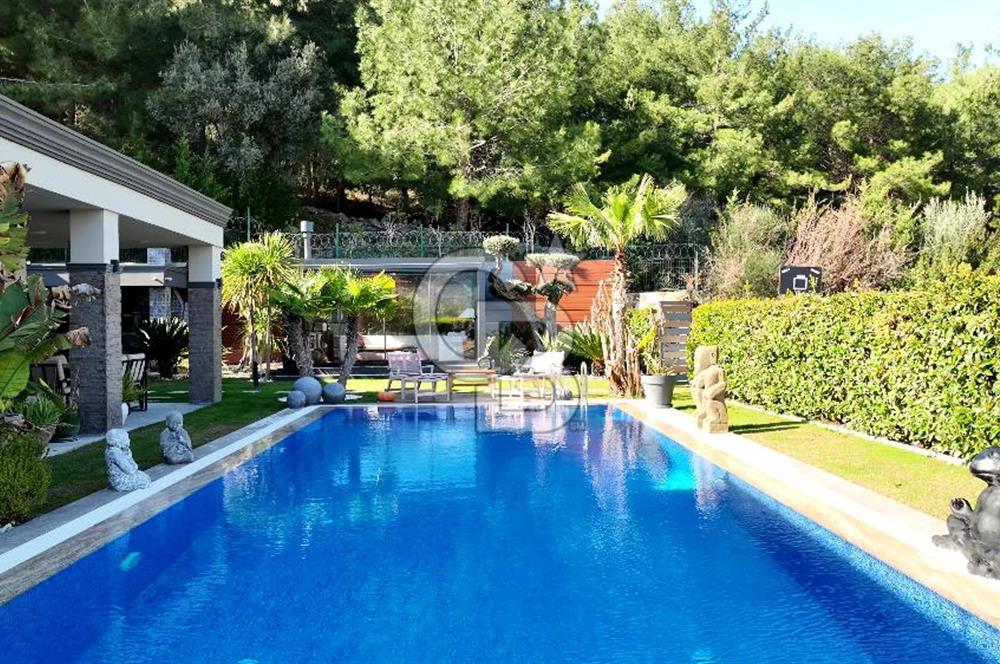 Urla Kekliktepe Arkadya Evleri'nde 5+1 Havuzlu Villa Satılık