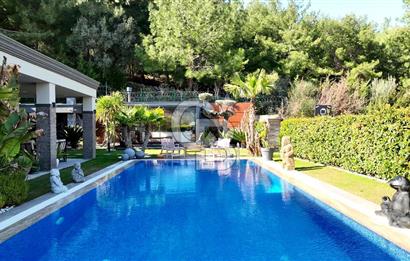 Urla Kekliktepe Arkadya Evleri'nde 5+1 Havuzlu Villa Satılık