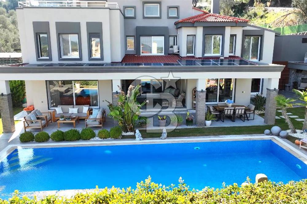 Urla Kekliktepe Arkadya Evleri'nde 5+1 Havuzlu Villa Satılık