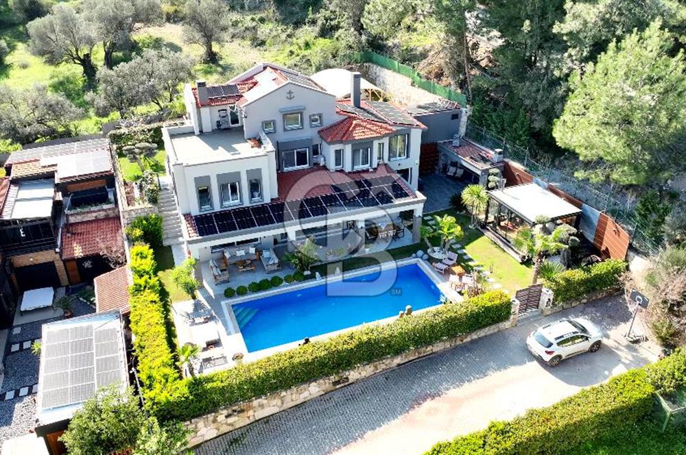Urla Kekliktepe Arkadya Evleri'nde 5+1 Havuzlu Villa Satılık