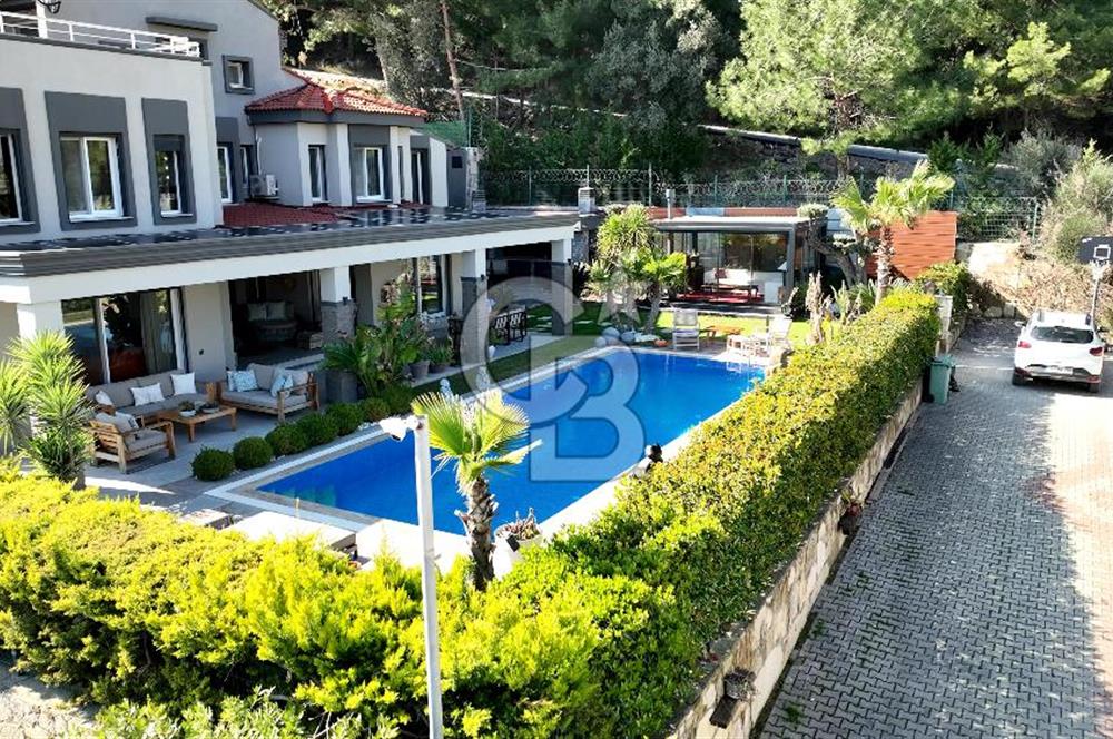 Urla Kekliktepe Arkadya Evleri'nde 5+1 Havuzlu Villa Satılık