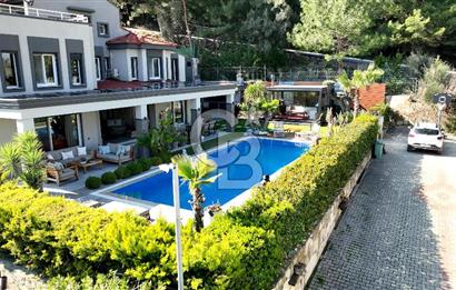 Urla Kekliktepe Arkadya Evleri'nde 5+1 Havuzlu Villa Satılık