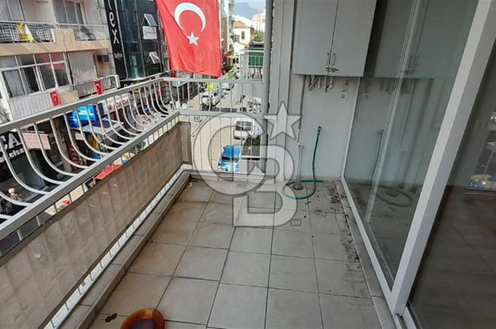 KARŞIYAKA'nın EN HAREKETLİ BÖLGESİNDE BULUNAN DAİREMİZ 3+1 OLUP 2.KATTADIR