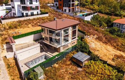 Şile Çavuş'ta Müstakil Havuzlu Tripleks Villa 9+1