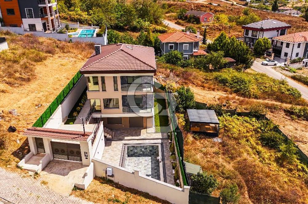 Şile Çavuş'ta Müstakil Havuzlu Tripleks Villa 9+1