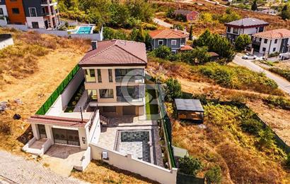 Şile Çavuş'ta Müstakil Havuzlu Tripleks Villa 9+1