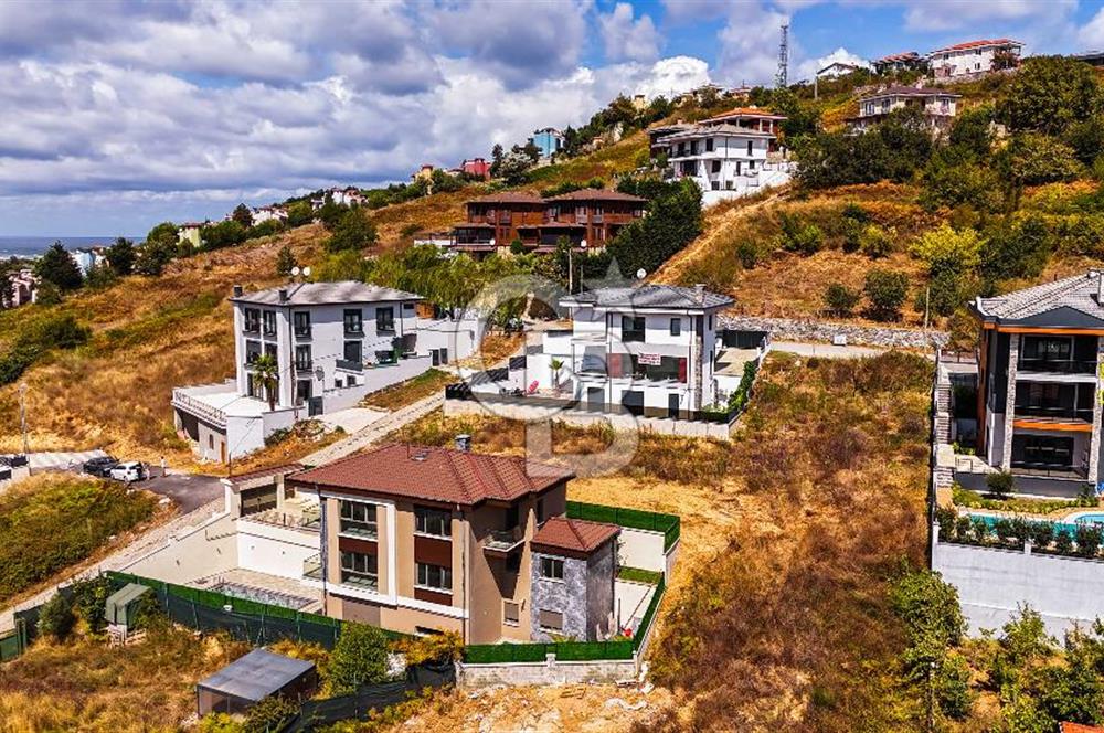 Şile Çavuş'ta Müstakil Havuzlu Tripleks Villa 9+1