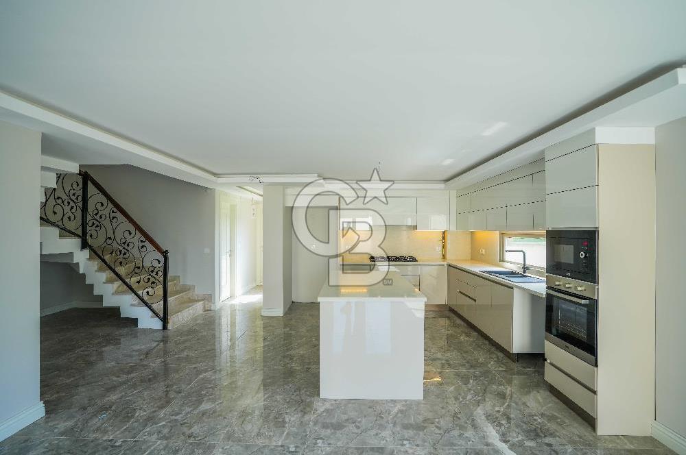 Şile Çavuş'ta Müstakil Havuzlu Tripleks Villa 9+1