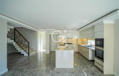 Şile Çavuş'ta Müstakil Havuzlu Tripleks Villa 9+1