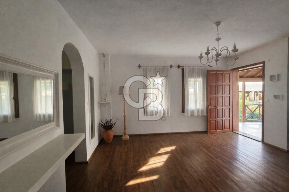 Cunda Adası'nda Özel Plajlı Site İçinde Satılık 2+1 Villa