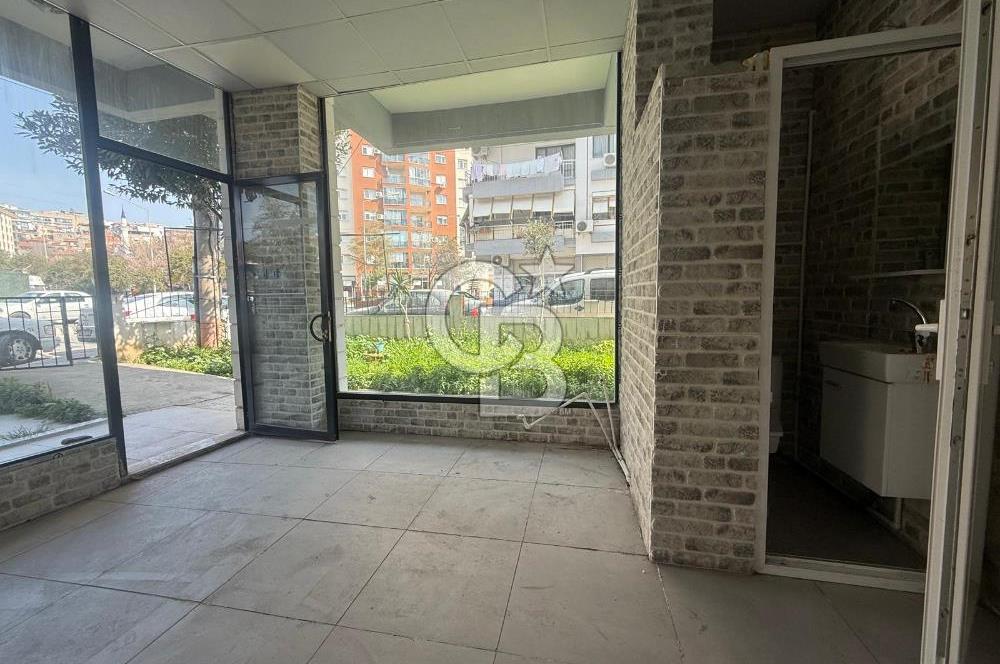 KARŞIYAKA BAHÇELİEVLER’DE KÖŞE KONUMLU, BAHÇELİ SATILIK DÜKKAN