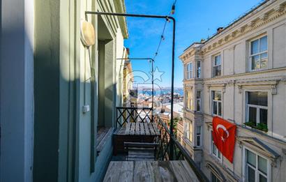 GALATA'NIN KALBİNDE, AİRBNB İZİNLİ, MANZARALI BALKONLU 2+1 DAİRE