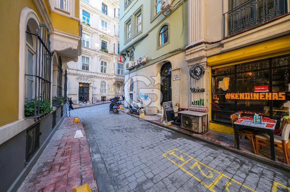 GALATA'NIN KALBİNDE, AİRBNB İZİNLİ, MANZARALI BALKONLU 2+1 DAİRE