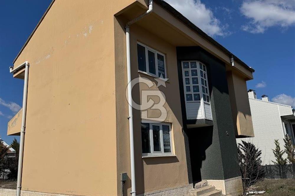 GÖLBAŞI KIREVLERİ SİTESİ'NDE NATAMAM SATILIK TRİPLEKS VİLLA