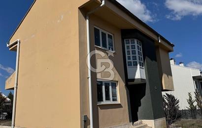 GÖLBAŞI KIREVLERİ SİTESİ'NDE NATAMAM SATILIK TRİPLEKS VİLLA