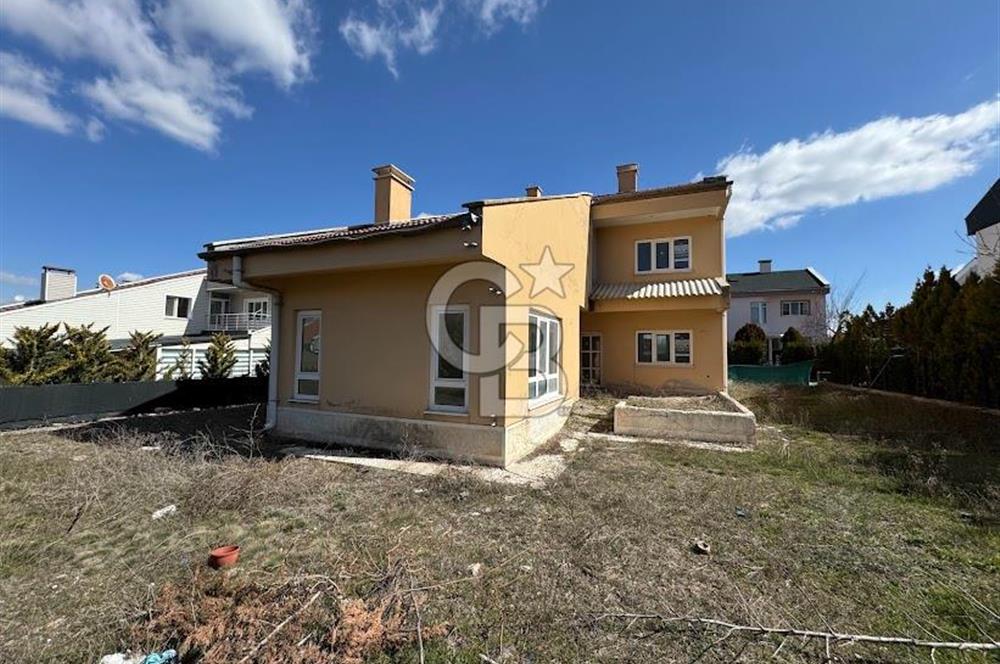 GÖLBAŞI KIREVLERİ SİTESİ'NDE NATAMAM SATILIK TRİPLEKS VİLLA